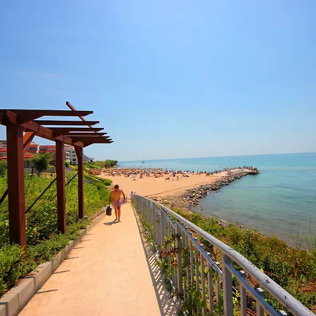 Menada Luxor アパート